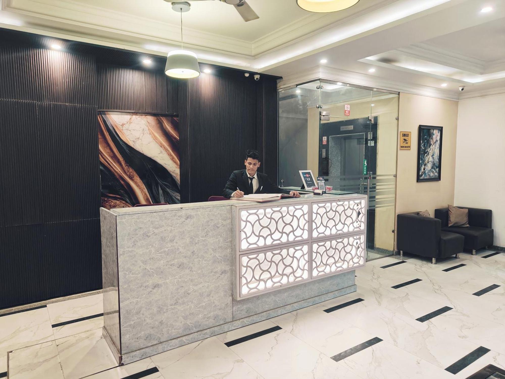 Hotel Almora Sky Near By Delhi International Airport With - Free Airport Pickup And Drop Nowe Delhi Zewnętrze zdjęcie